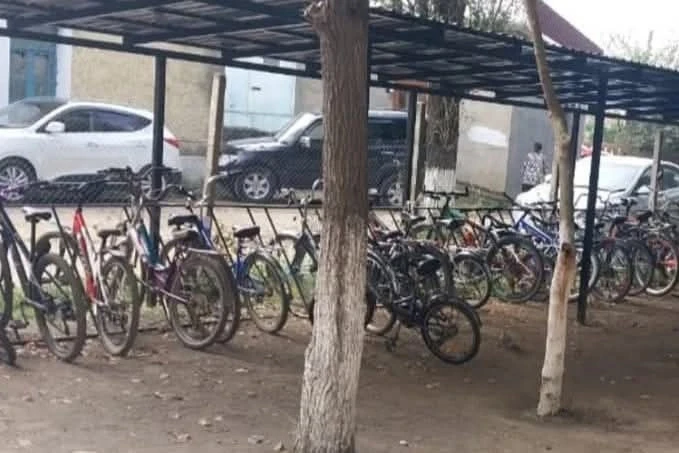 Lənkəran məktəbliləri velosipedlə məktəbə gedir, məktəb rəhbərliyi şərait yaradır