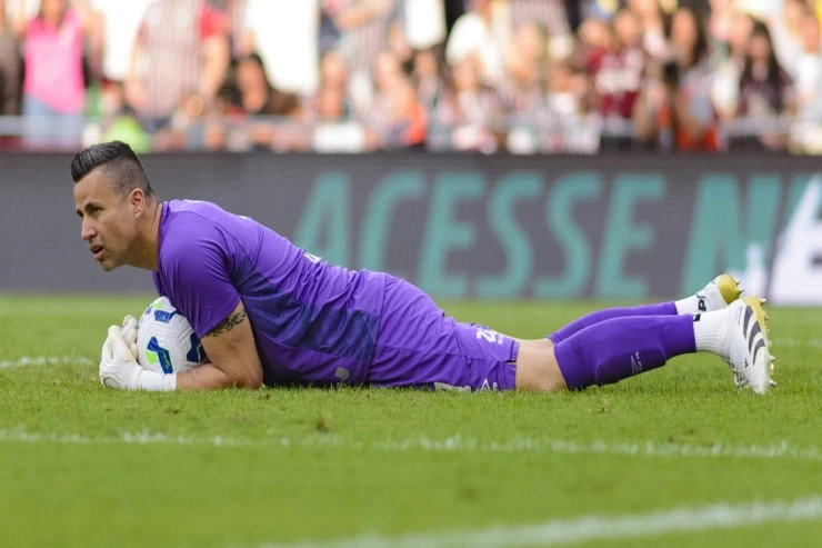 Fabio surpasses Peter Shilton as the player with the most appearances in football history - RECORD