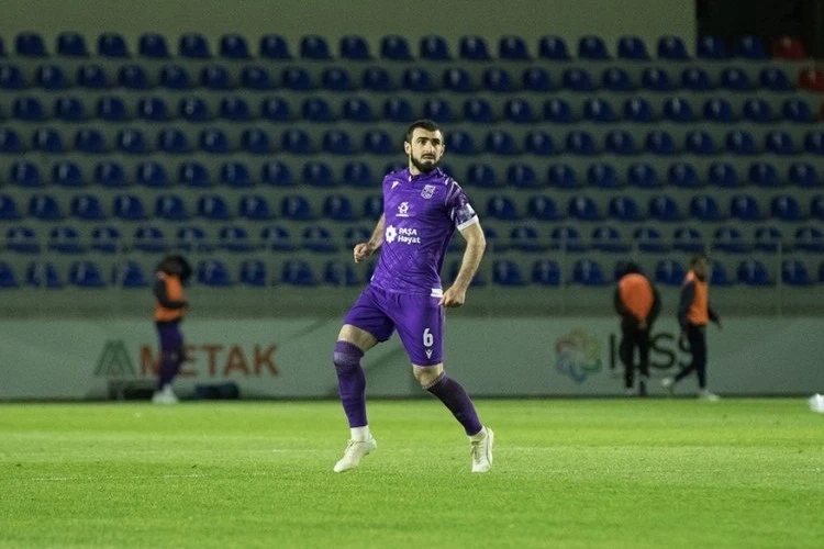 Premyer Liqa klubunun futbolçusu karyerasını bitirir