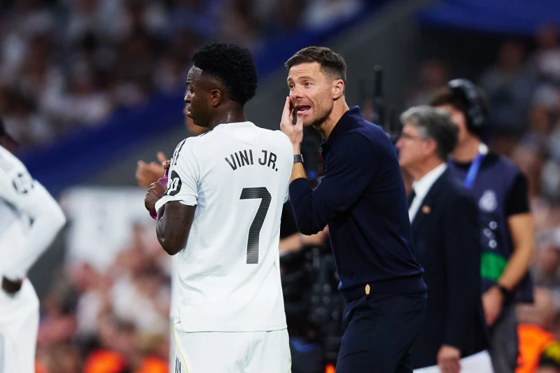 Vinisius, Xabi Alonso ilə bağlı qərarı gözlədiyi üçün Realla müqaviləsini yeniləməyi təxirə salıb