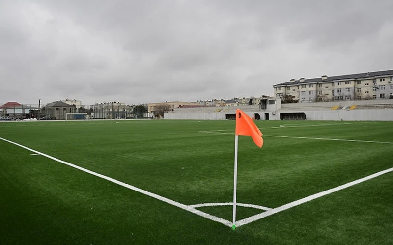 Binə qəsəbə stadionunda süni ot örtüyünün yenilənməsi işləri başa çatıb