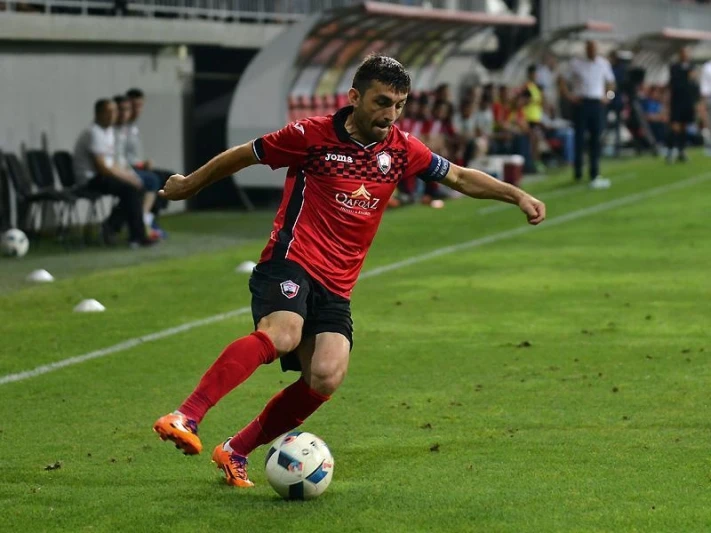 Asif Məmmədov: Nəticə olmadıqda heç nənin dadı gəlmir, text is about a 40-year-old captain discussing physical challenges, team struggles, and upcoming matches without mentioning any injury or withdrawal.