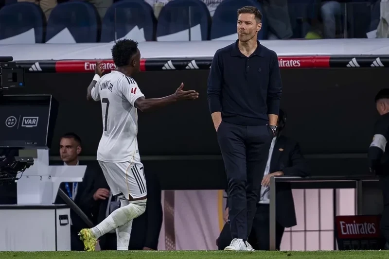 Florentino Peres Vinisius Juniorla Xabi Alonso arasındakı narazılığı aradan qaldırmaq üçün təşəbbüs göstərib Florentino Peres Vinisius Juniorla Xabi Alonso arasındakı narazılığı aradan qaldırmaq üçün təşəbbüs göstərib