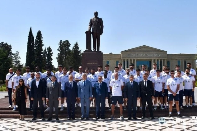 İmişli PFK yönetimi ve takımı, İmişli İlçe İcra Hakimiyeti'ni ziyaret etti ve icra başkanı ile görüştü;