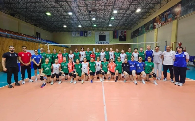 Özbəkistanın 16 yaşadək qızlardan ibarət voleybol komandası Bakıya səfər edib