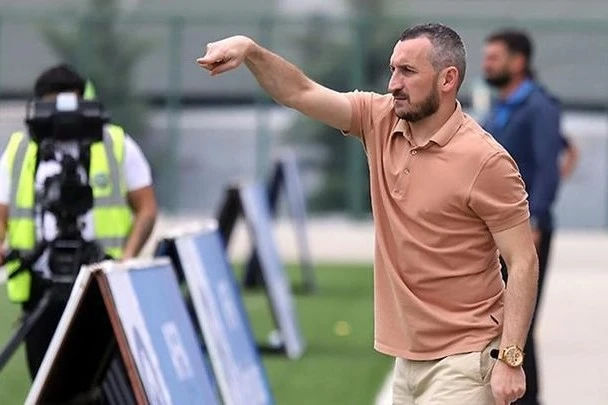 Şəmkir klubunun baş məşqçisi Vüqar Nadirov İnstaqramda futbolçu axtarır