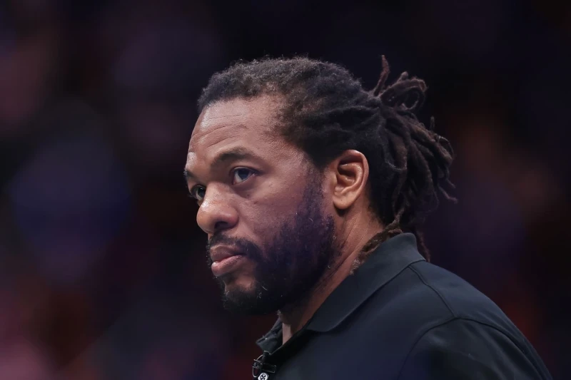 Herb Dean announces UFC meeting to address eye pokes