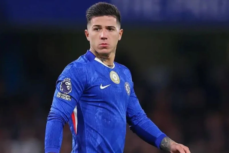 Çelsi Fernandesi ucuz qiymətə buraxmayacaq