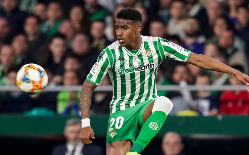 Betis Junior Firpo ilə müqavilə imzaladı