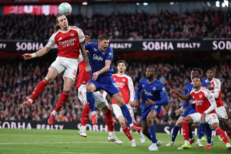 Arsenal Evertonu son dəqiqələrdə vurulan qollarla məğlub edib