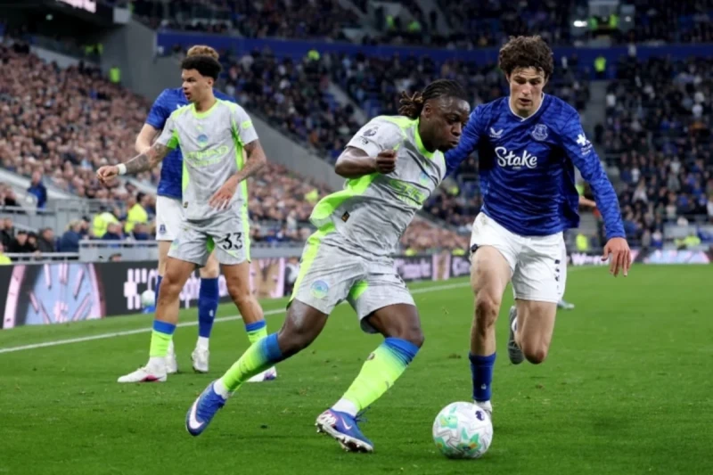 Mançester Siti Evertonla heç-heçə edərək çempionluq yarışında xal itirdi