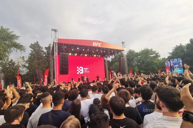 Rafael Fiziyev Bakıdakı UFC tədbirində azarkeşlərlə görüşüb