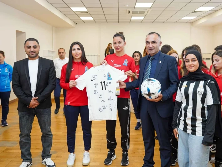 Azərbaycan qadın milli futbol komandası Qarabağ Universitetində gənc tələbələrlə görüşdü