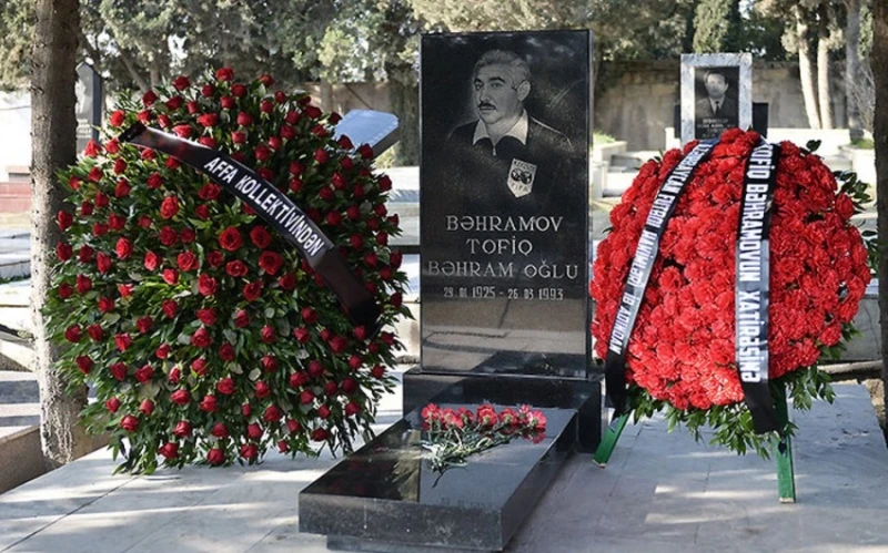Futbol ictimaiyyətinin nümayəndələri Tofiq Bəhramovun məzarını ziyarət ediblər