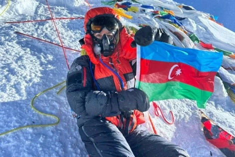 Vafa Musayeva presented certificates for climbing Everest and Lhotse peaks - PHOTO