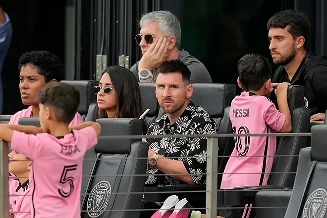 Messi listens to music at home through his children's ears
