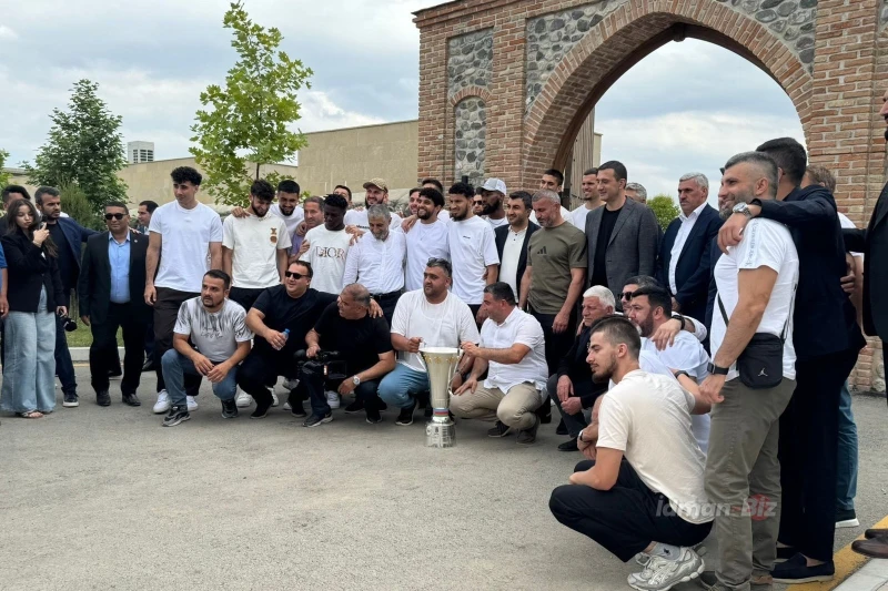 Qarabağ's commemorative photo with the Azerbaijan Cup in Imaret