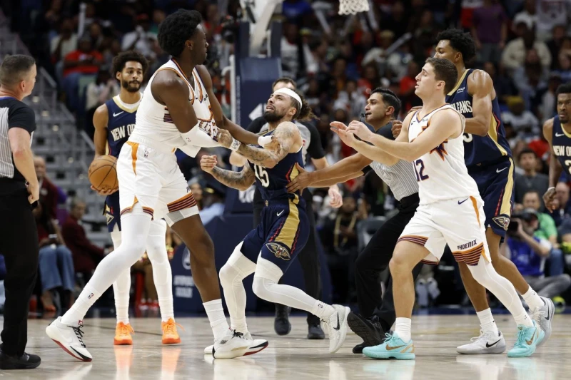 NBA-da Alvarado və Uilyams arasında dava: Hər iki oyunçu oyundan kənarlaşdırılıb