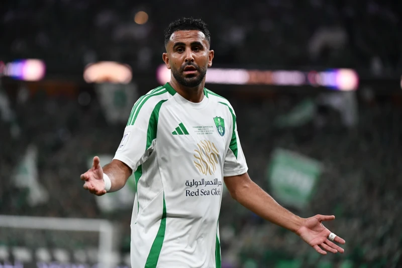 Riyad Mahrez səxavət kisəsinin ağzını açıb - FOTO/VİDEO