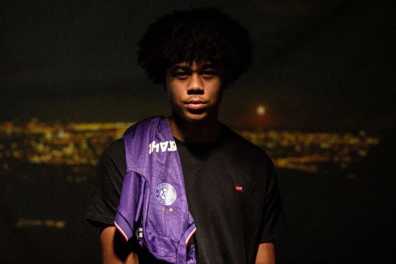 Liverpool signs 17-year-old Austrian center-back Ifeanyi Ndukwe