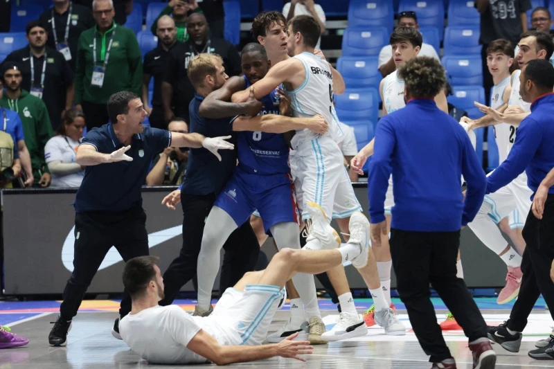 Kavga çıkaran basketbolculara ceza verildi