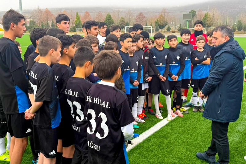 Ayxan Abbasov Ağsuda Hilal Ağsunun yeniyetmə futbolçuları ilə görüşdü