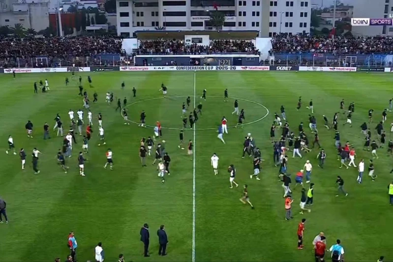 CAF Konfederasiya Kubokunda İğtişaş: Azarkeşlər Meydana Doldu - VİDEO