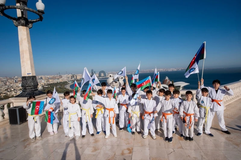 Dünya Judo Günü vesilesiyle Bakü'de Şehir Turu: Judocular sakinleri tebrik etti - FOTO Dünya Judo Günü vesilesiyle Bakü'de Şehir Turu: Judocular sakinleri tebrik etti - FOTO