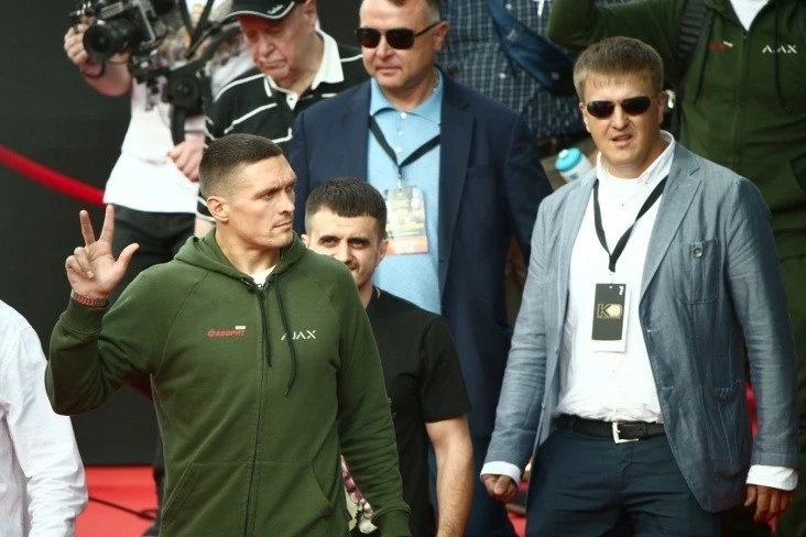 Oleksandr Usyk eski futbol yıldızlarına karşı yardım maçına katılabilir
