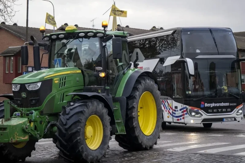Möllbü's Historic Championship: Fans Celebrated the Victory with Tractors
