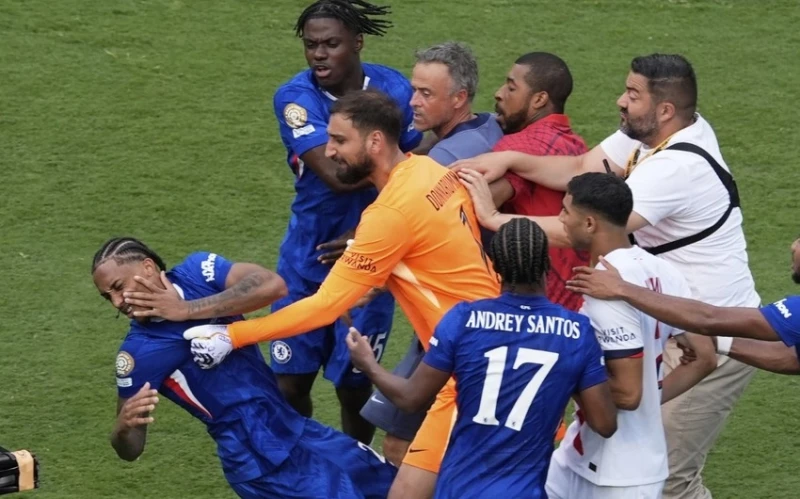 Luis Enrike Çelsinin futbolçusuna zərbə endirdi, futbolçular arasında dava düşdü
