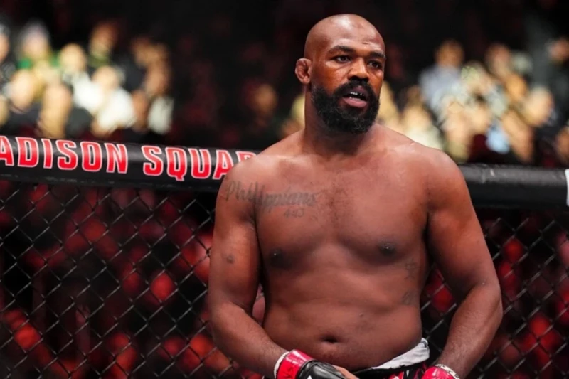 Джон Джонс высмеял Тома Аспиналла с лошадью с завязанными глазами Джон Джонс высмеял Тома Аспиналла с лошадью с завязанными глазами