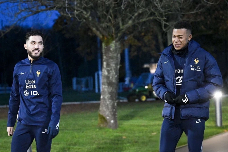 Mbappe iki futbolcuyu övdü