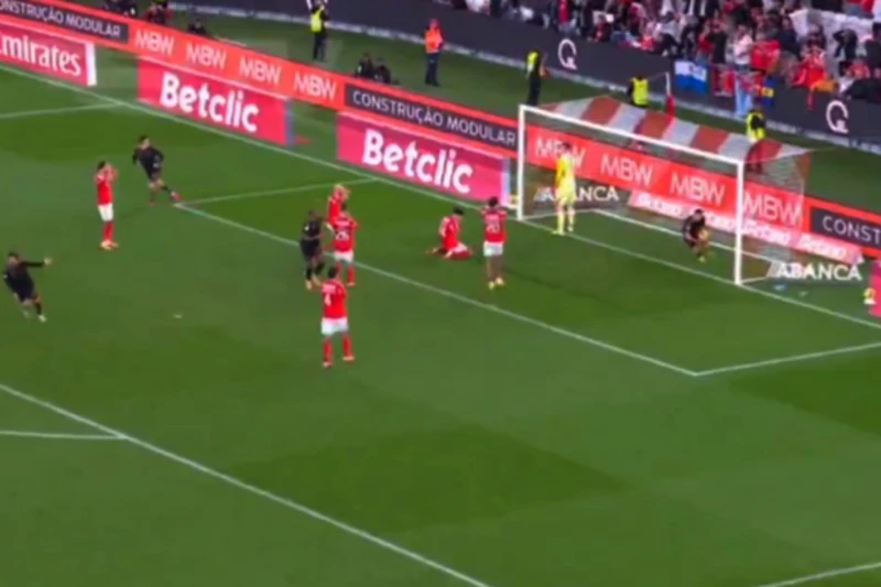 Benfikanın oyunçusundan gülməli avtoqol - VİDEO