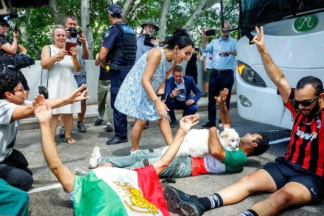 İranlı futbolçuların Avstraliyada sığınacaq istəməsi və etirazlar - VİDEO