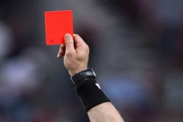 Qobu futbolcusuna rakibine vurması ve hakemlere baskı yapması nedeniyle verilen ceza yürürlükte kaldı