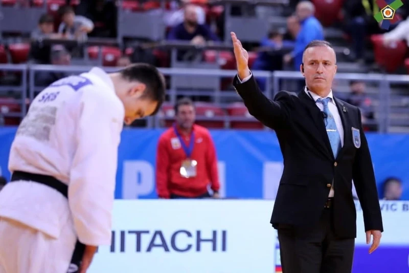 Judo Refereeing: Between Rules and Conscience