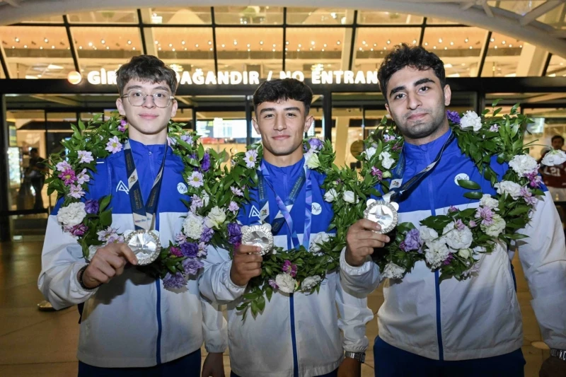 Dünya Oyunlarında medallar qazanan gimnastlarımız Vətənə qayıtdılar - FOTO