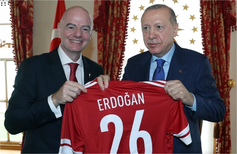 FIFA prezidentindən Ərdoğana hədiyyə: top və forma