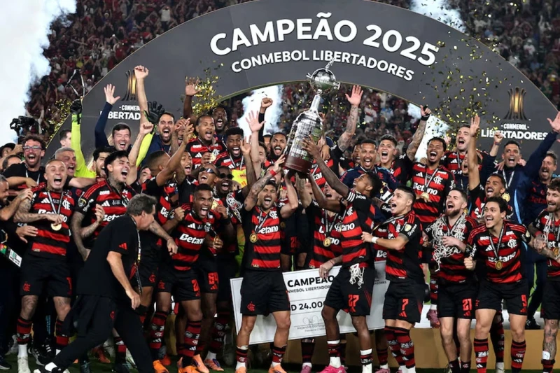 Flamenqonun Uşaqlarla Kuboklu Çempionluq Fotosessiyası Böyük Marağa Səbəb Oldu