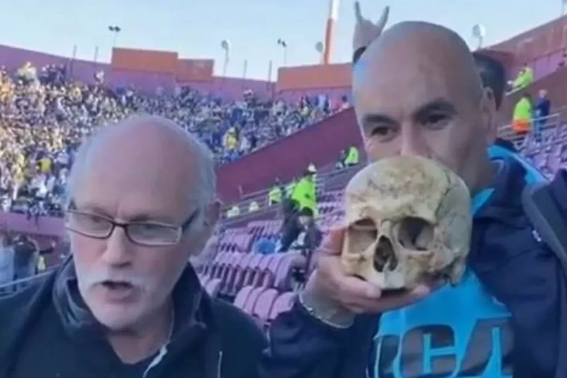 Rasinqin azarkeşi babasının kəlləsini stadiona gətirib