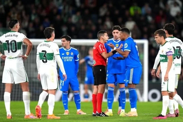 Mbappe hakimə etirazına g&ouml;rə sarı vərəqə ilə cəzalandırılıb