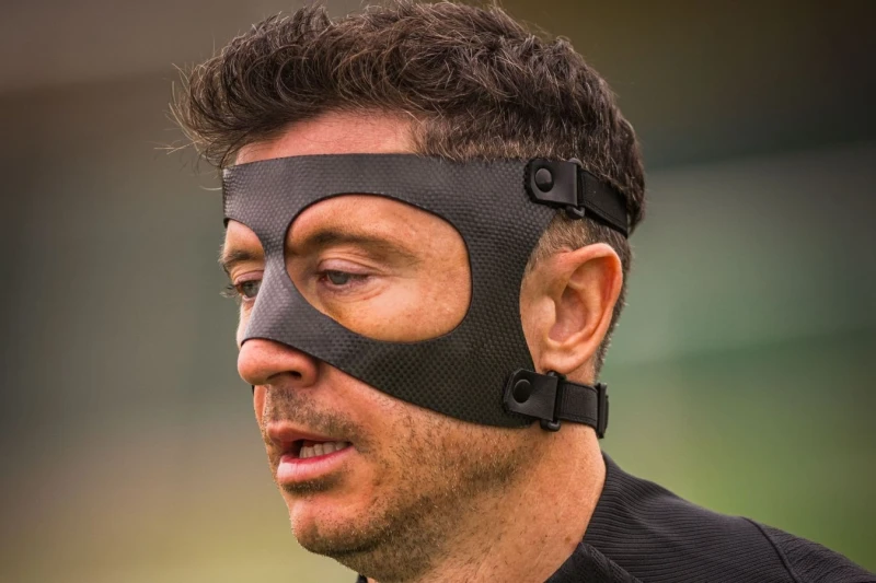 Robert Lewandowski returns to training with a protective mask after injury