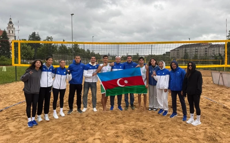 Азербайджанские пляжные волейболисты вышли в 1/4 финала чемпионата EEVZA