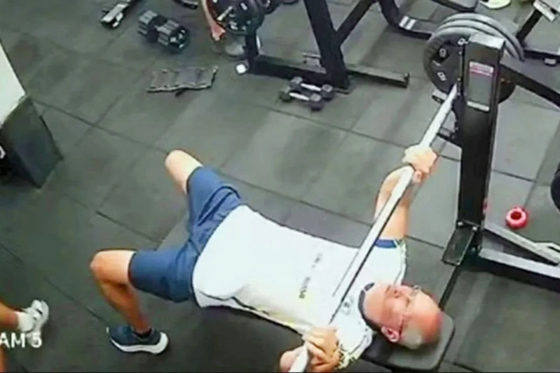 Ужас в Бразилии: Штанга стала причиной смерти 55-летнего спортсмена - ВИДЕО