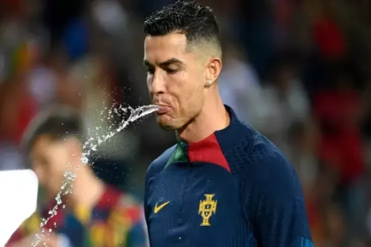 Ronaldo Niyə Su İmir və Ağzına Alıb T&uuml;p&uuml;r&uuml;r? Bunun Elmi İzahı