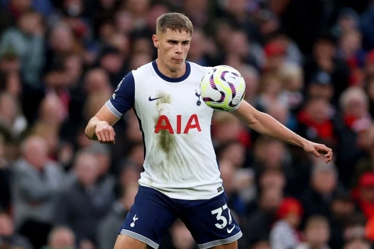 Barselona Tottenhemin müdafiəçisi Miki van de Venlə maraqlanır