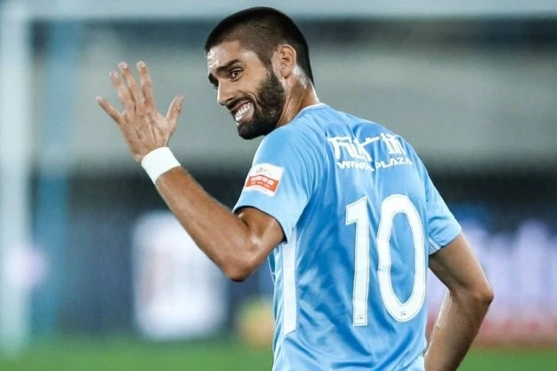 Yannick Carrasco returns to Europe