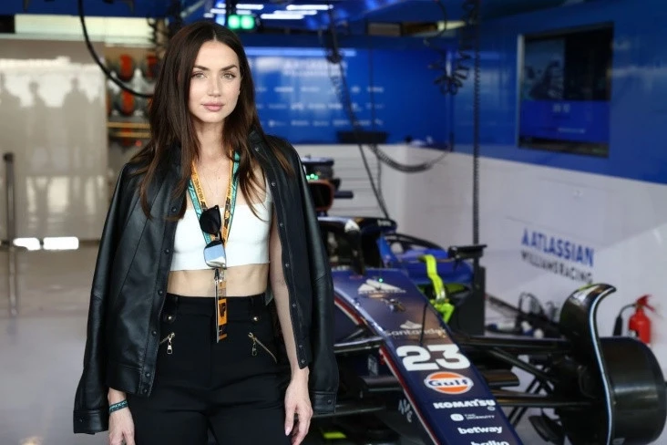 Ana de Armas Abu-Dabi Qran-prisində Uilyams komandasını ziyarət edib və finiş bayrağını qaldırıb