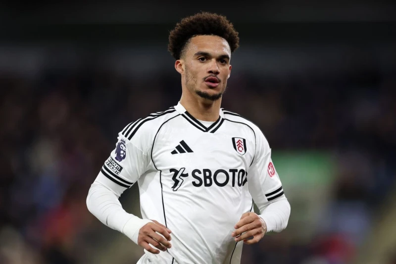 Манчестер Юнайтед и Ливерпуль борются за трансфер Энтони Робинсона